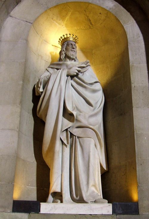 barcelona city hall statue