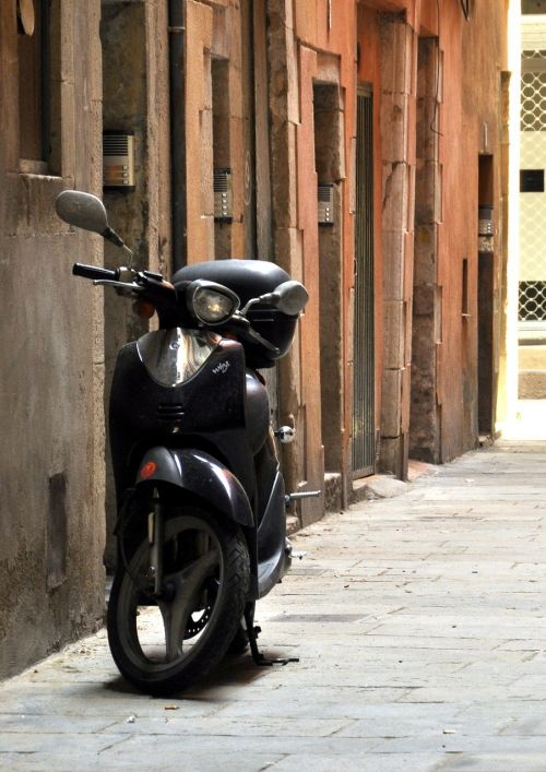 barcelona alley moped