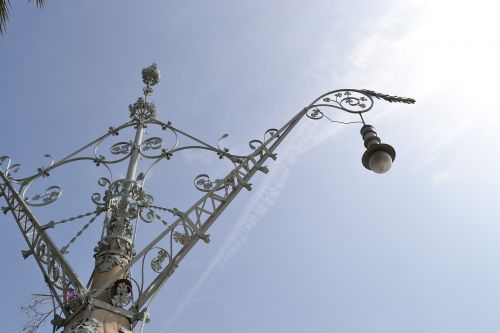 barcelona streetlight sun