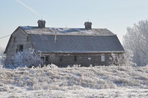 barn house winter