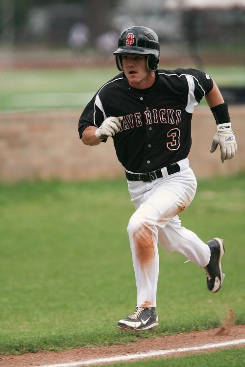 baseball runner running