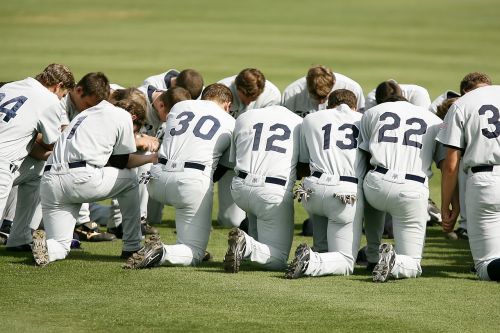 baseball team prayer kneeling