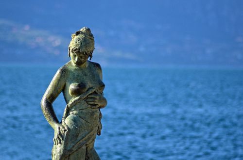 bathers statue cassone