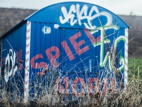 bauwagen  graffiti  overgrown