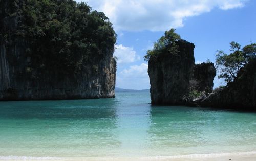 koh hong krabi beach cliffs