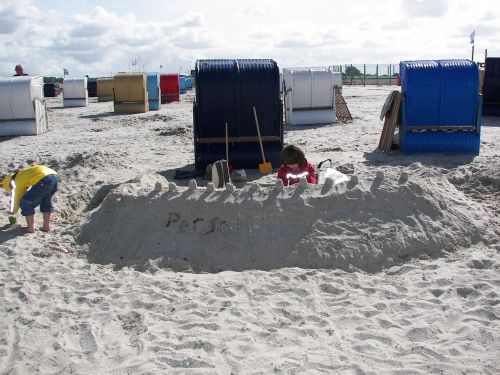 beach children play