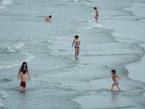 beach children play