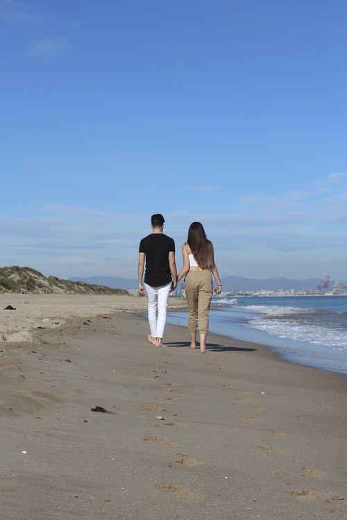 beach  horizon  couple