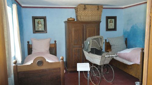 bed bedroom antique