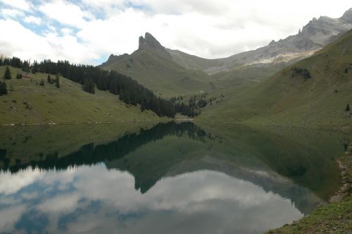 bergsee alpine lake mirroring