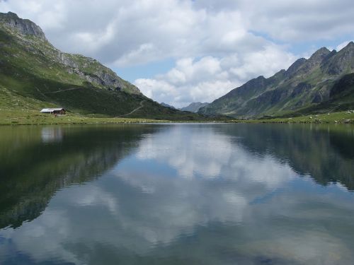 bergsee mirroring mountains
