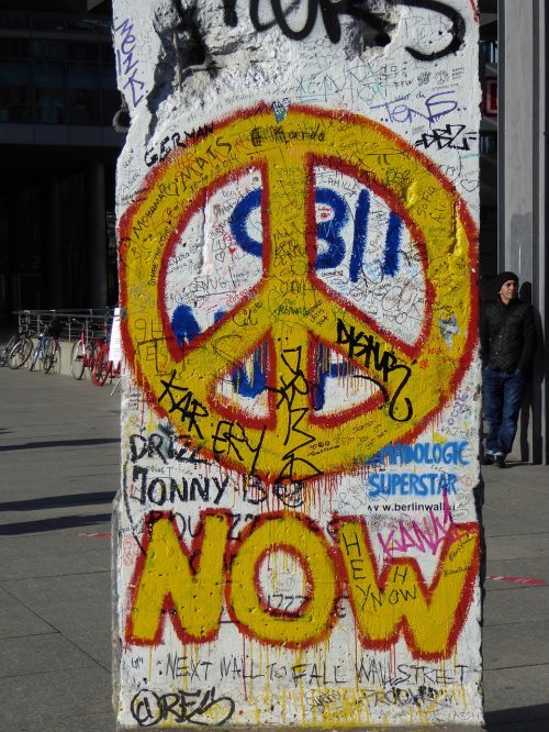 berlin graffiti fall of the wall