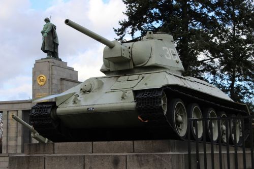 berlin tank monument