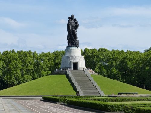 berlin soviet monument