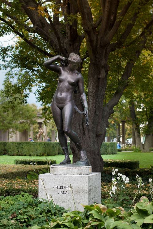 berlin kolonnadenhof sculpture