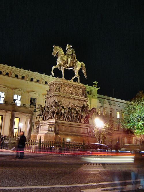 berlin night statue