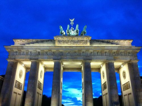 berlin brandenburg gate dusk