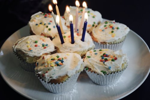 birthday  cupcakes  white frosting
