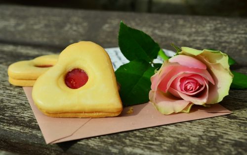 biscuit heart rose