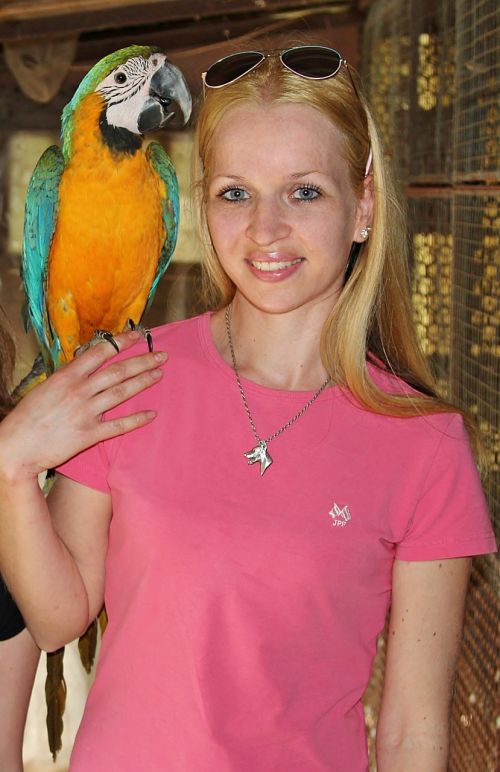 blonde woman parrot macaw