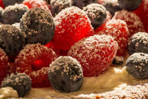 blueberries raspberries cake