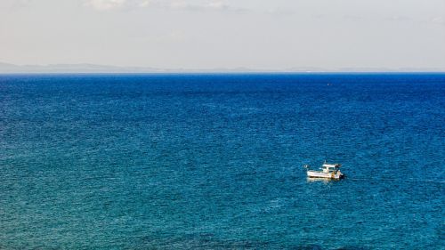 boat sea horizon