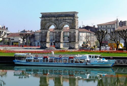 boat cruise tourism