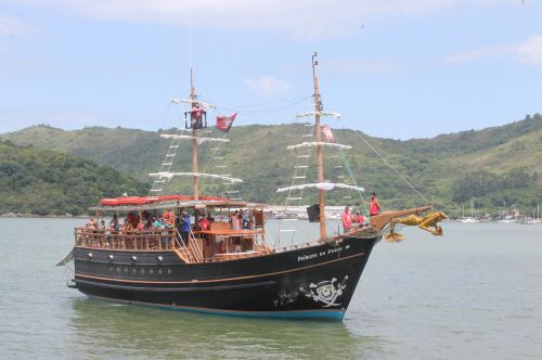 boat pirate sea