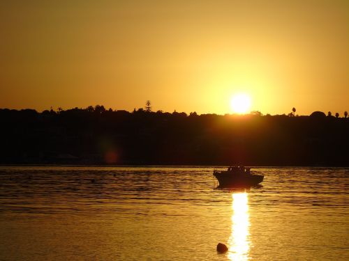 boat horizon sea