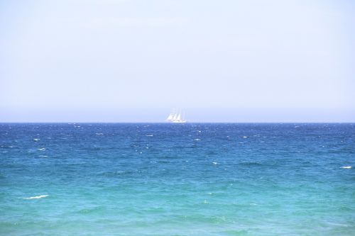 boat horizon sea