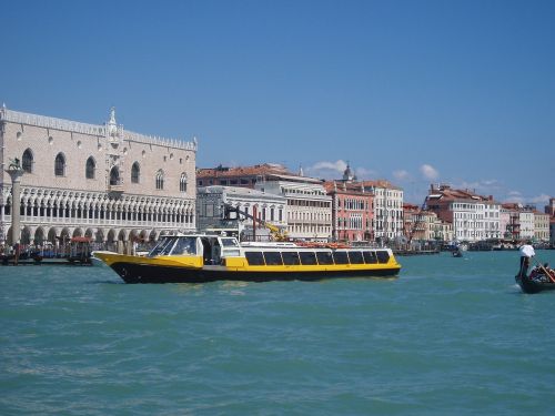 boat tourists venice