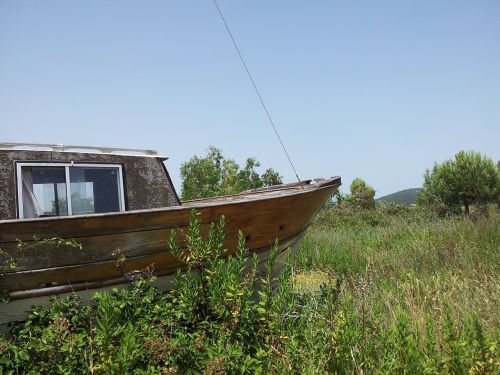 boat prato abandoned