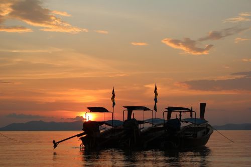 boats sunset lighting