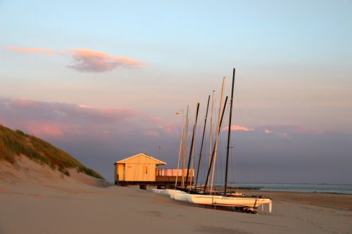 boats beach abendstimmung