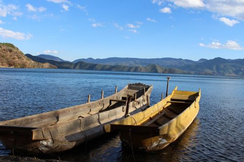 boats couple lugu lake the scenery