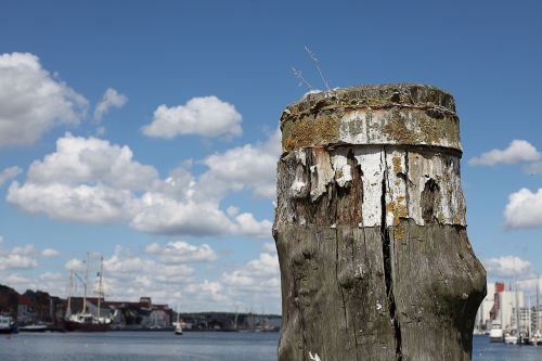 bollard summer sky