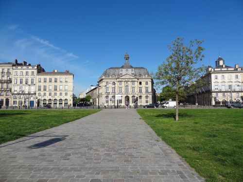 bordeaux blue sky lawn