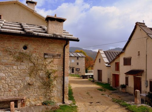 borgo road houses