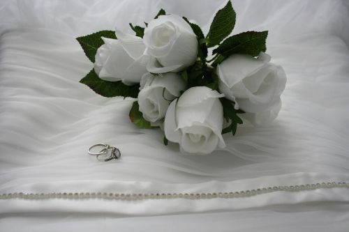 bouquet white roses rings