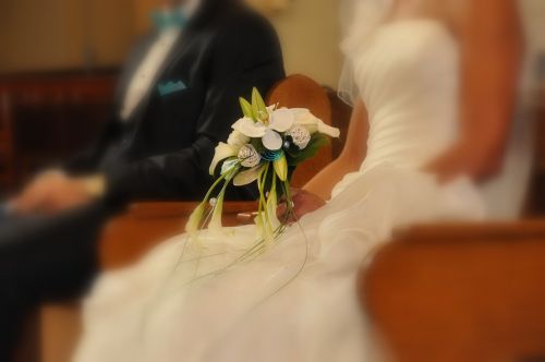 bouquet blur bride