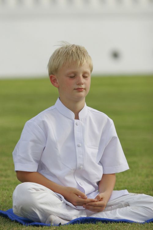 boy buddhist meditate
