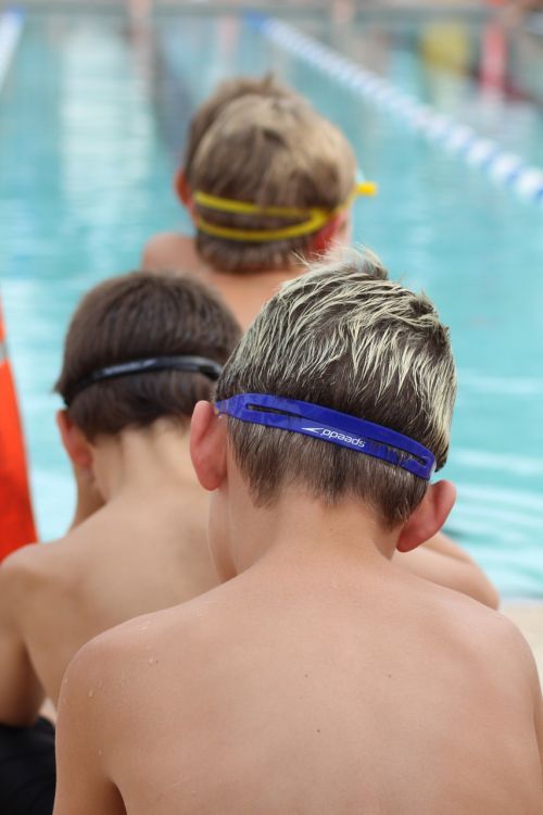 boys swimming pool race