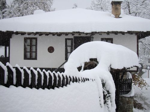 bozhentsi first snow morning