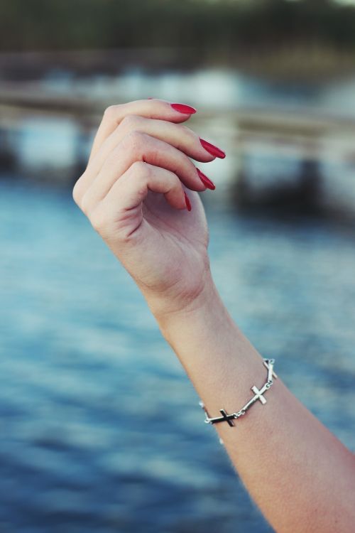 bracelet nails red