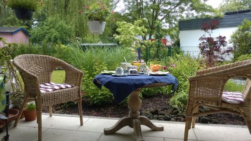 breakfast garden table