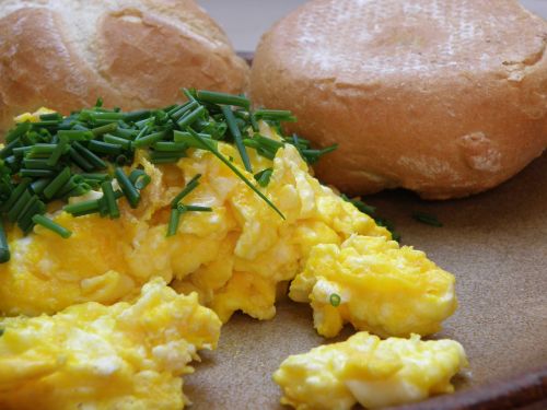 breakfast scrambled eggs bun