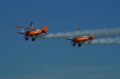 breitling air display flying acrobatic girls waddingtom