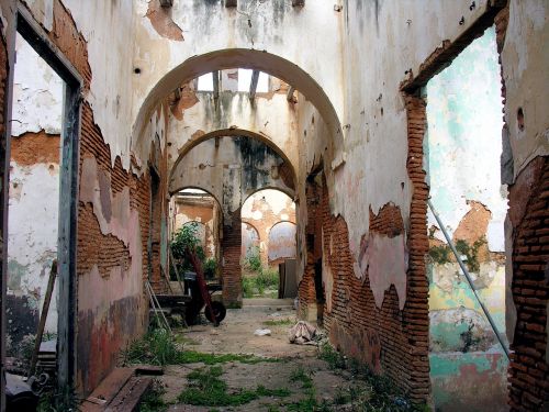 abandoned house ruins