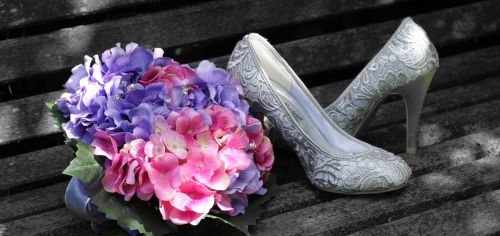 bride shoes bouquet
