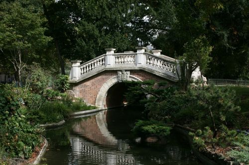 bridge water mirror parc monceau